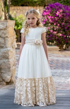 Vestido de comunión para niña con detalles beige